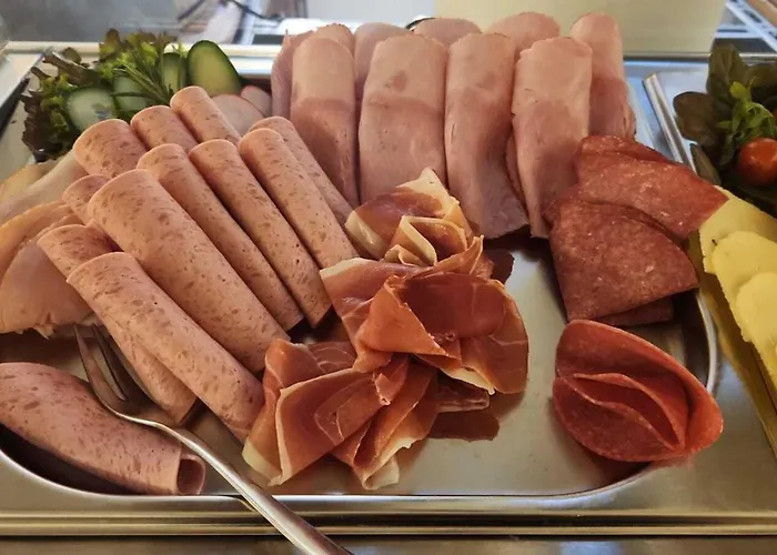 לינה וארוחת בוקר Zum Halbmond