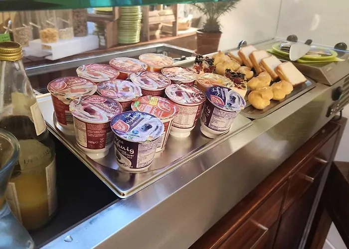 לינה וארוחת בוקר Zum Halbmond 3*