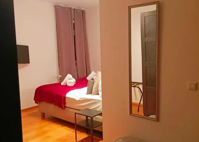 Zum Halbmond לינה וארוחת בוקר 3*